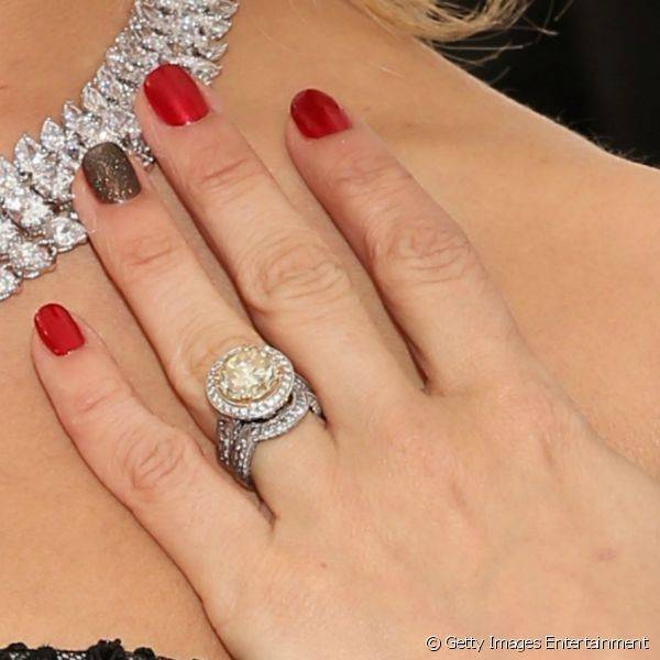 A cantora Carrie Underwood apostou na nail art filha ?nica em um estilo glamouroso para o Grammy 2013. A loira pintou as unhas de vermelho intenso, com uma textura brilhante, deixando apenas o dedo anelar com um esmalte dourado com glitter